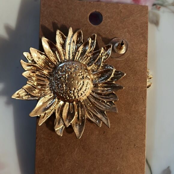 Sun flower stud earrings A97 - Picture 4 of 5